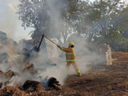 PC y Bomberos de Zacatlán controlan incendio en casa habitación.