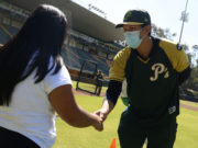 Niños y niñas del CMERI son recibidos en el estadio Hermanos Serdán