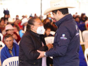 Lorenzo Rivera hace entrega de techos dignos a productores del campo.