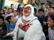 Payasas de México y EUA unen fuerzaspara acompañar a infancias vulnerablesen Puebla.