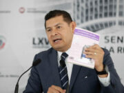 Presenta Armenta Libro Rosa dirigido a la salud de las mujeres