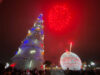 En una noche mágica, Árbol y Esfera Monumental, iluminan Chignahuapan.