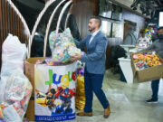 Toño López apoya a los Reyes Magos con donación de juguetes