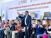 Asiste José Luis González Morales, a la entrega de equipo de cómputo de áreas administrativas de la SEP Puebla