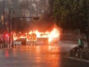 Presuntos normalistas de Teteles prenden fuego a unidades del sistema RUTA